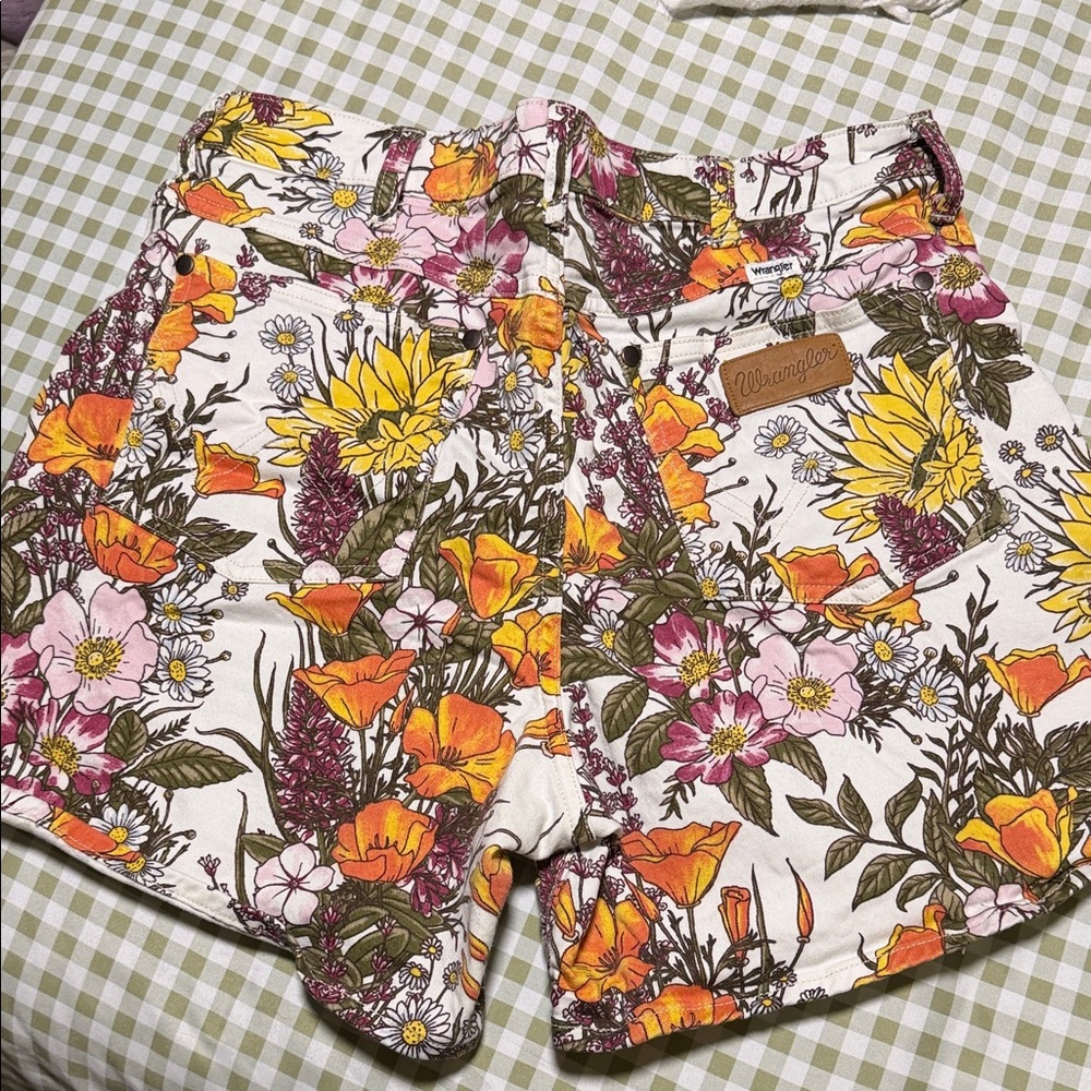 Wrangler White Floral Print Women's Jean Shorts with Yellow & Pink Blooms - Picture 3 of 3